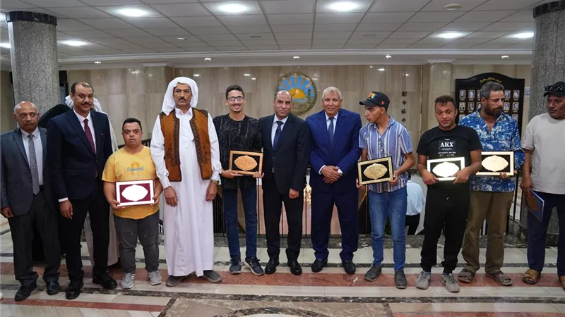 وزير العمل ومحافظ مطروح يسلمان عقود عمل لذوي الهمم تنفيذا لتوجيه الرئيس السيسي