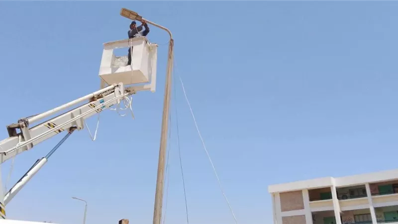 حي السويس يواصل تطوير منظومة الإنارة بشارع الجلاء ورفع كفاءة الشبكة الكهربائية