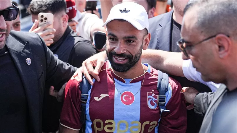 الصحف العالمية تحتفي بانتقال محمد صلاح إلى طرابزون سبور