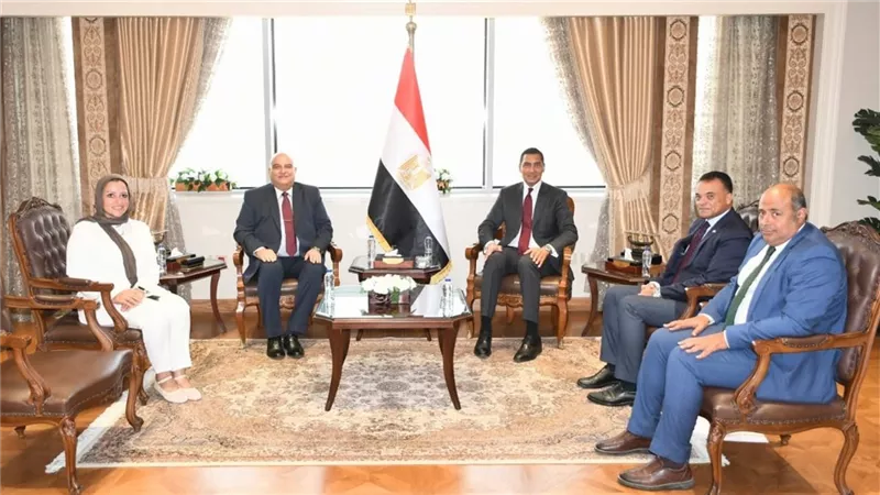 وزير الشباب والرياضة يبحث تطوير المنشآت مع رئيس كير للمقاولات