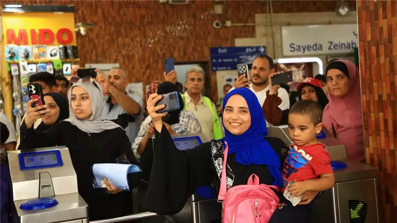 عروض الأراجوز والكورال تزين محطة السيدة زينب ضمن تعاون النقل والثقافة.. صور