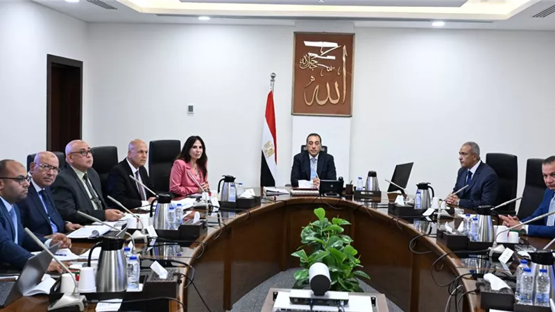 رئيس الوزراء يتابع الموقف التنفيذي لمشروعات مياه الشرب والصرف الصحي