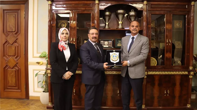 رئيس جامعة الإسكندرية يزور المديرية لتهنئة مدير الأمن الجديد
