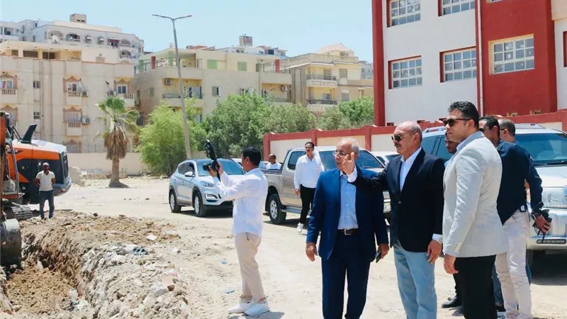 محافظ السويس يتابع تطوير المقابر القديمة بحوض الروض في حي الأربعين  