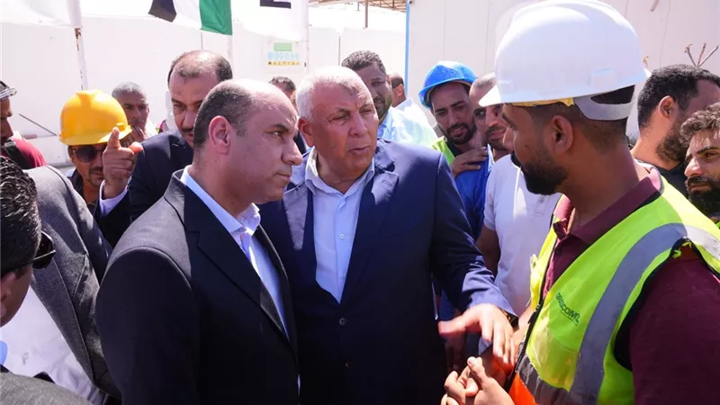 وزير العمل ومحافظ مطروح يتفقدان العمالة غير المنتظمة بمشروع رأس الحكمة