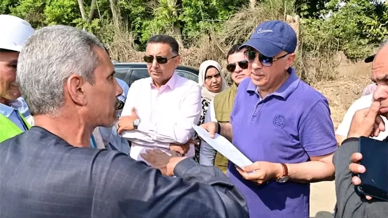 مشهد غير مألوف في جولة وزير الري.. مواطن يفاجئ سويلم بـ
