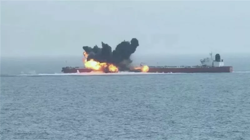 الحوثيون يعلنون استهداف ناقلة نفط سعودية ثانية في خليج عدن