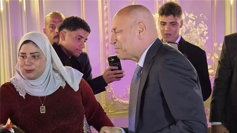 جبر الخواطر في أبهى صوره.. محافظ القاهرة يفاجئ عروسا يتيمة بحضور زفافها