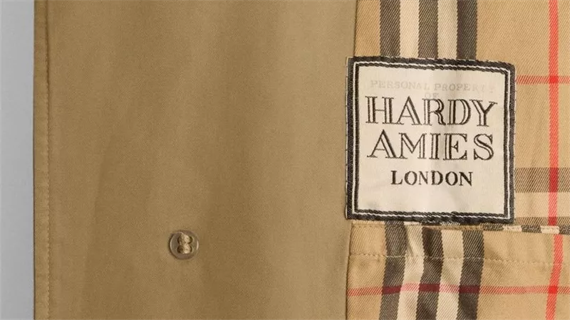 بعد 170 عامًا.. Burberry تحتفي بمعطف الترنش في معرض تاريخي بلندن