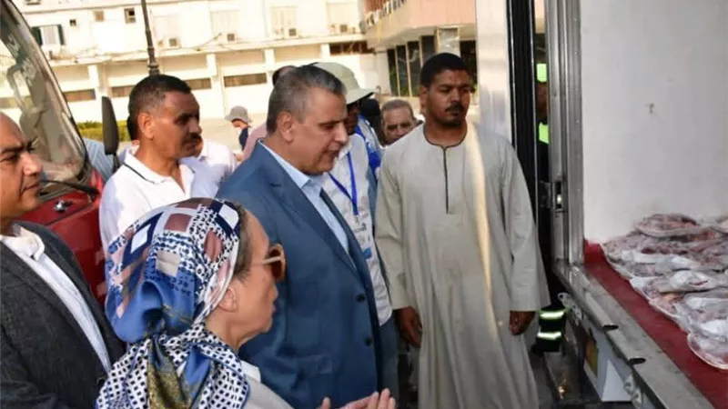 نائب محافظ أسوان يتفقد قوافل 