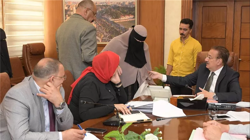 محافظ بورسعيد يواصل لقاءاته الأسبوعية مع المواطنين ويوجه بحلول عاجلة للشكاوي