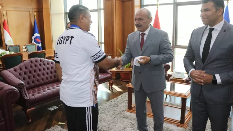 محافظ السويس يكرّم أبطال العالم في الكاراتيه ويؤكد: إنجازاتكم فخر للمحافظة