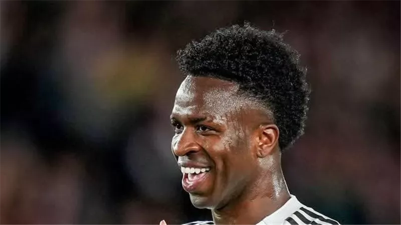 ريال مدريد يغلق باب الرحيل ويجدد عقد فينيسيوس جونيور حتى عام 2032