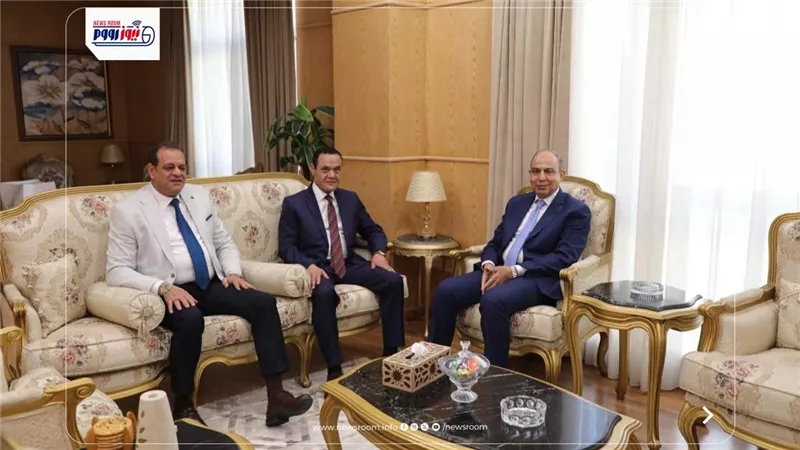 محافظ المنيا يلتقي مساعد أول وزير الداخلية لمنطقة شمال الصعيد بمقر المديرية