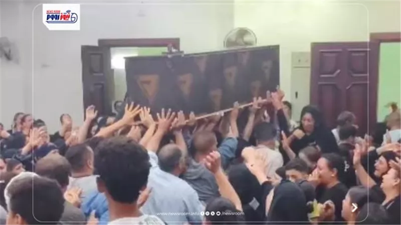 أهالي كوم المحرص يشيعو جثمان أول ضحايا مركب الهجرة غير الشرعية بالمنيا