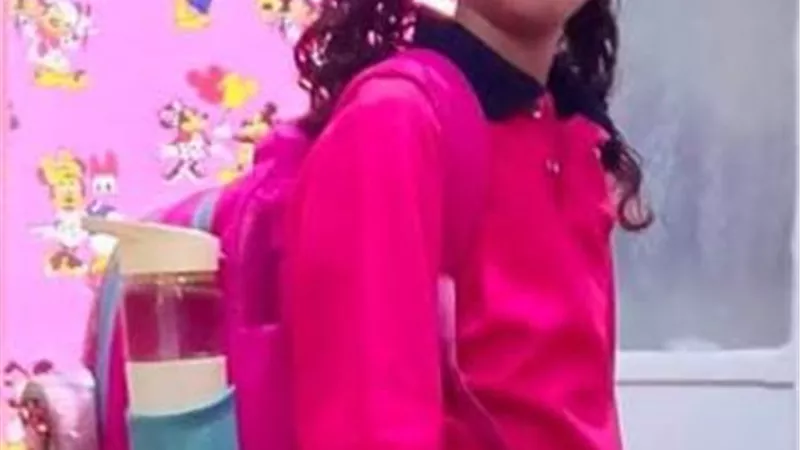 أب يناشد أسرة لرعاية طفلته عبر فيسبوك: «عايز أشتغل ومفيش حد يراعيها بعد وفاة والدتها»