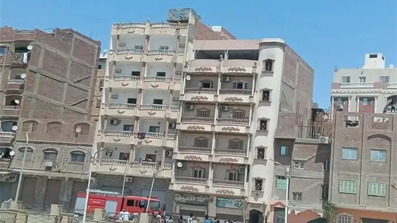 السيطرة على حريق داخل شقة سكنية أمام محطة مياه السويس دون إصابات