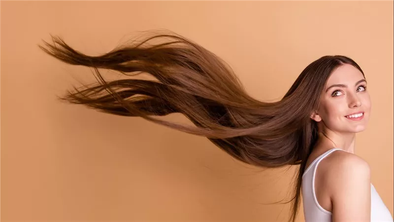 بخطوات بسيطة في المنزل.. وصفات طبيعية لتغذية الشعر وتصفيفه