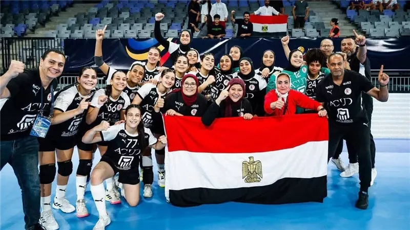 رئيسة قومي المرأة تحيي منتخب مصر للناشئات لكرة اليد قبل نصف نهائي بطولة العالم