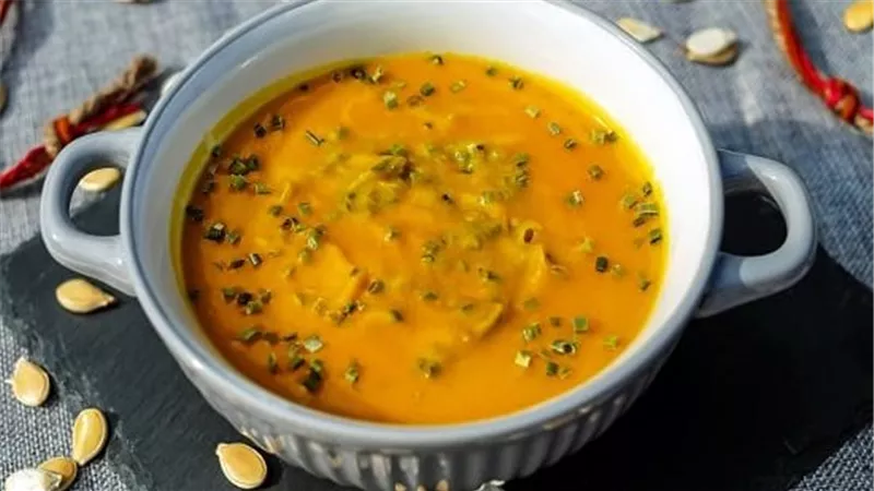 طريقة عمل شوربة القرع العسلي الكريمية.  كلها فوائد لأطفالك 