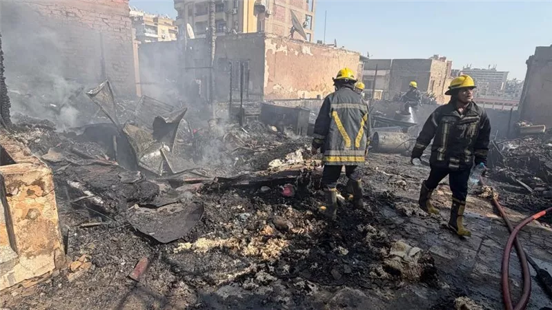 النيران تلتهم مخلفات غرفة خشبية أعلى عقار بمنطقة شبرا..صور