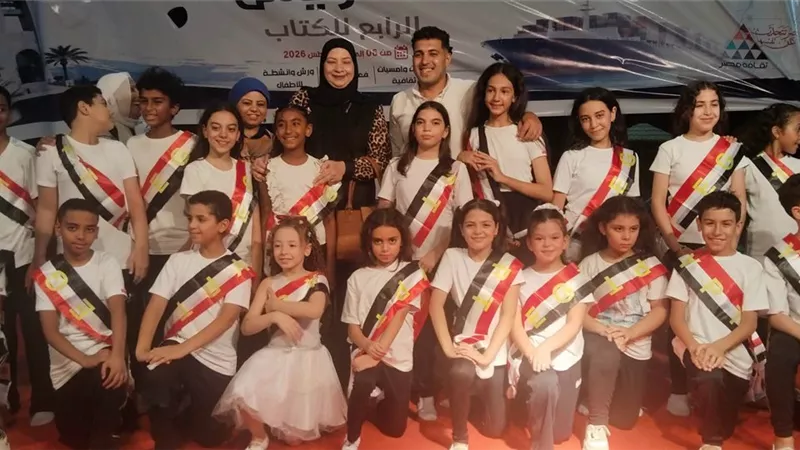  إقبال جماهيري.. أطفال الإسماعيلية للفنون الشعبية يملأون ممشى أهل السويس فرحة