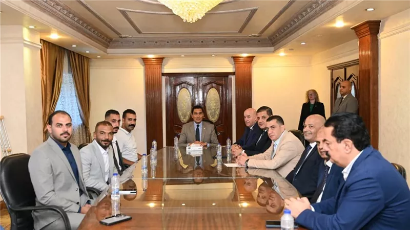 وزير الشباب والرياضة يُكرّم فريق المنقذين والعاملين بحمام السباحة الأولمبي
