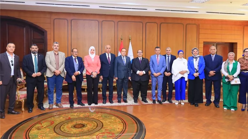 رئيس جامعة كفر الشيخ يستقبل وفد هاكاثون الابتكار في الحوسبة والذكاء الاصطناعي