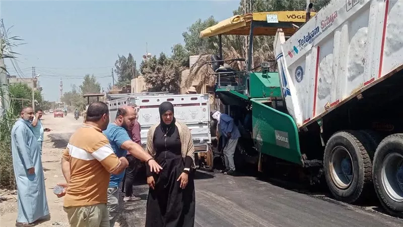 بدء رصف طريق مدخل قرية الكوم الطويل في كفر الشيخ| صور