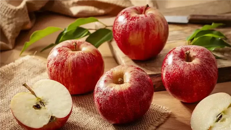 فوائد تناول التفاح على الريق.. 5 أسباب تجعله خيارًا مثاليًا في بداية يومك