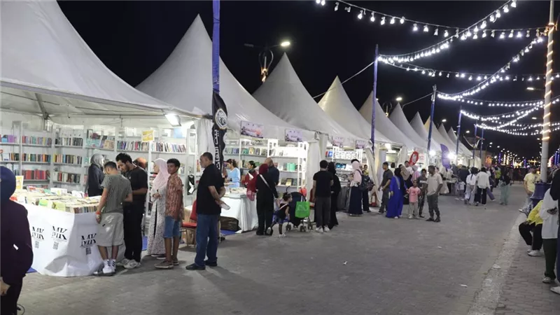 إقبال جماهيري كبير على معرض السويس الرابع للكتاب.. صور