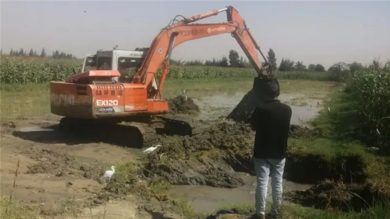 مياه القناة تواصل أعمال إصلاح كسر مفاجئ بخط رافع وخزان الدوايدة بالتل الكبير