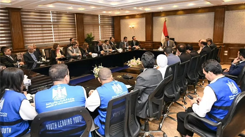 وزير الشباب والرياضة يبحث مع الاتحادات الشبابية توحيد الرؤى والتكامل
