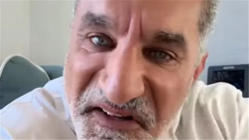 باسم يوسف ساخرا: هو إيه اللي بيعمله عمرو دياب ده؟                  