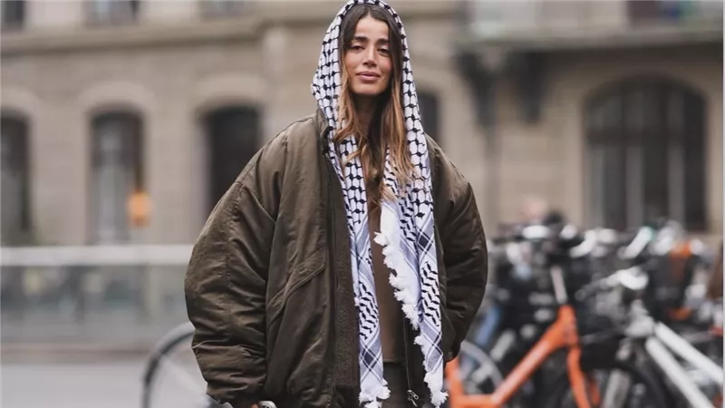 الكوفية الفلسطينية والدانتيل يلفتان الأنظار بشوارع كوبنهاجن بأسبوع الموضة 2027