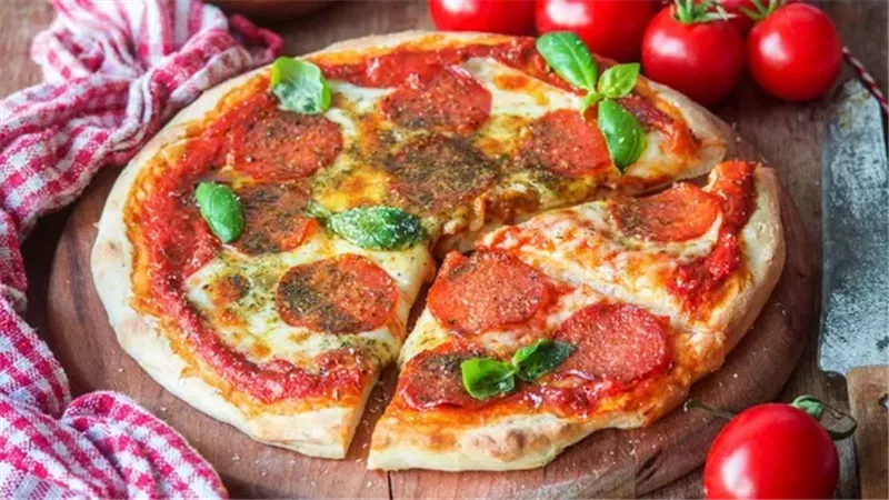 طريقة عمل بيتزا البيبروني.. أحسن من المحلات بالوصفة الأمريكية
