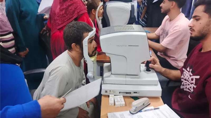 محافظ سوهاج: قافلة طبية للكشف على العيون وتوزيع 2000 نظارة طبية بالمجان