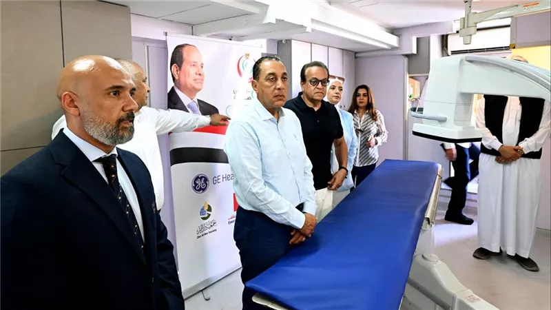 رئيس الوزراء يتفقد وحدة متنقلة للتدخلات القلبية وعلاج السكتتات الدماغية بمطروح