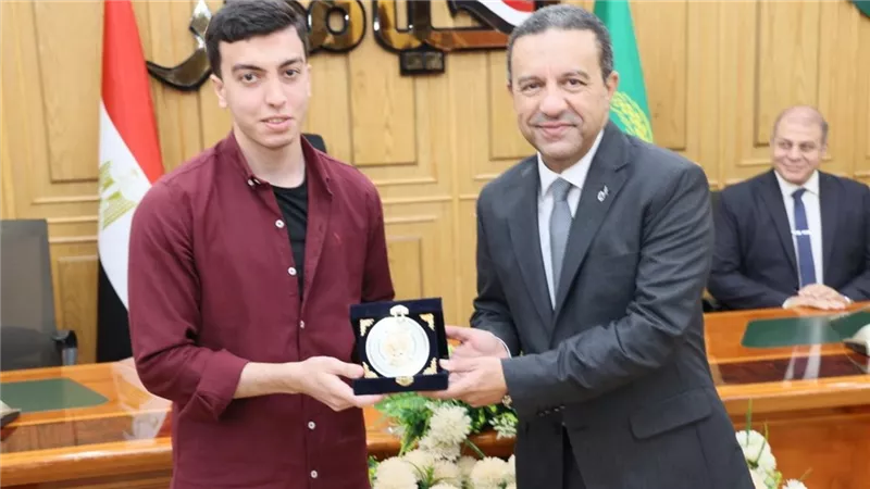 محافظ المنوفية يكرم أوائل الجمهورية الحاصلين على مراكز متقدمة بالثانوية العامة