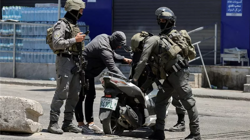 تصعيد إسرائيلي بالضفة.. اقتحامات واعتقالات وتحويل منزل فلسطيني إلى ثكنة عسكرية