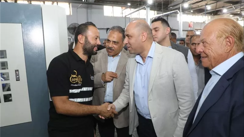 وزير العمل يتفقد مصانع الأهرام بالعاشر من رمضان ويدعم خطط التدريب والتشغيل