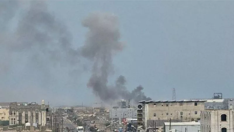 الحوثيون يقصفون ميناء المخا بالصواريخ والمسيرات.. وتصعيد جديد في الضالع