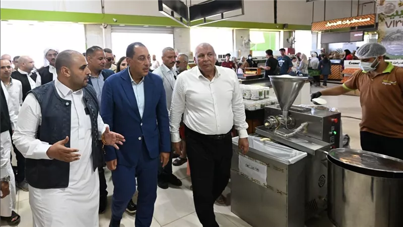 رئيس الوزراء يتفقد معصرة زيتون «فيرجينيا» المطورة بمطروح