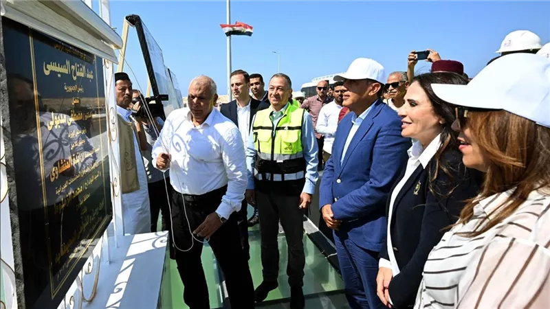رئيس الوزراء يفتتح كوبري روميل بعد تطويره بمطروح         
