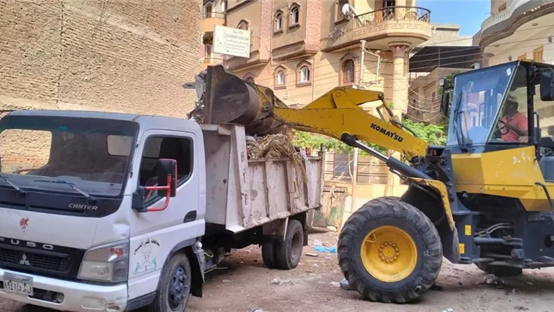 إصلاح كشافات الإنارة وتكثيف حملات النظافة بمدينة بيلا بكفر الشيخ| صور