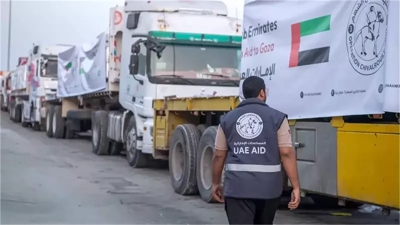 محملة بـ663 طنا من المساعدات الإنسانية.. خمس قوافل إماراتية تدخل  غزة