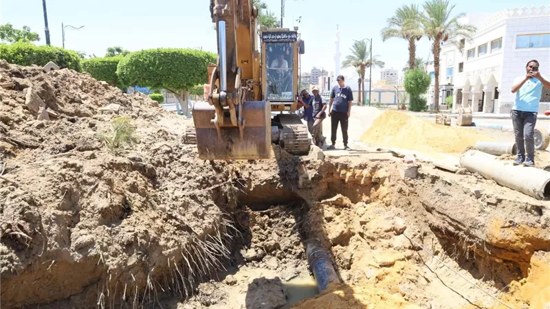 حي فيصل بالسويس يستجيب لبلاغ كسر خطي مياه بحي مكة ونجد