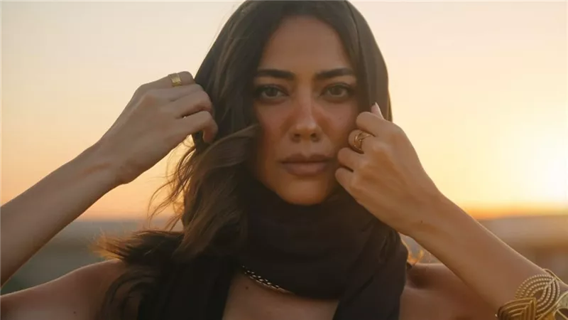 هند عبد الحليم تطرح فيديو كليب «مَن أنا؟».. تجربة غنائية جديدة باللغة العربية 