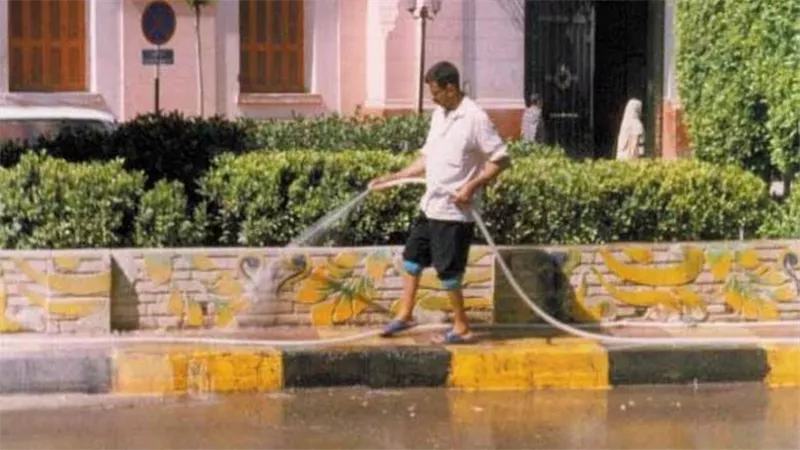 هل رش المياه في الشوارع أمام البيوت والمحلات حلال أم حرام؟.. أمين الفتوى يجيب