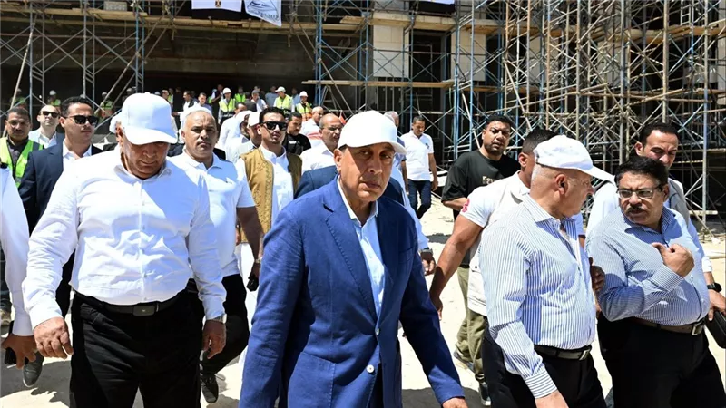 بطول 660 كم.. رئيس الوزراء يتفقد محطة القطار الكهربائي السريع